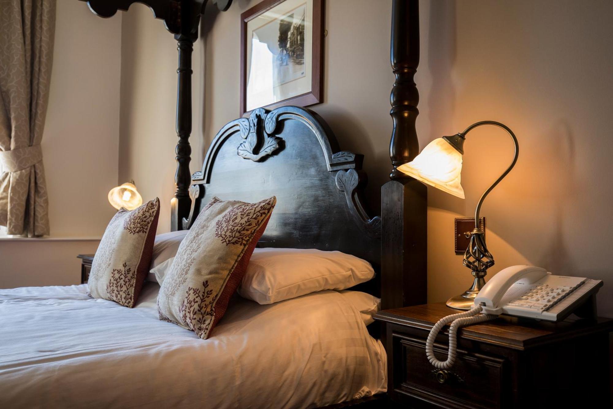 White Lion Royal Hotel Bala Bagian luar foto
