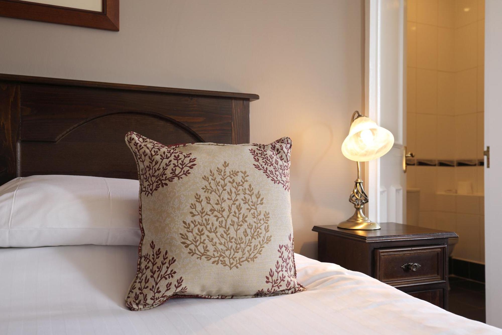 White Lion Royal Hotel Bala Bagian luar foto