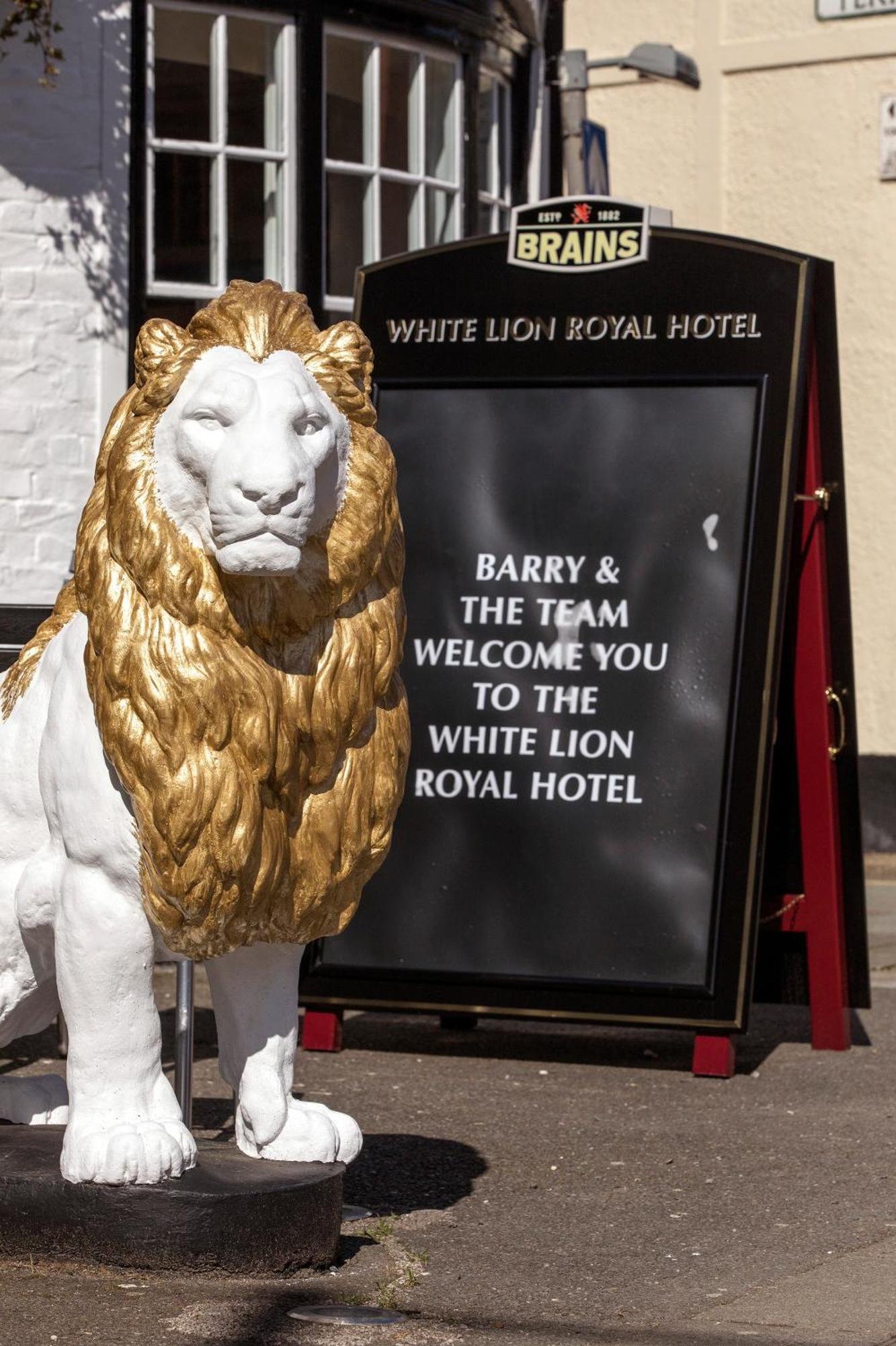 White Lion Royal Hotel Bala Bagian luar foto