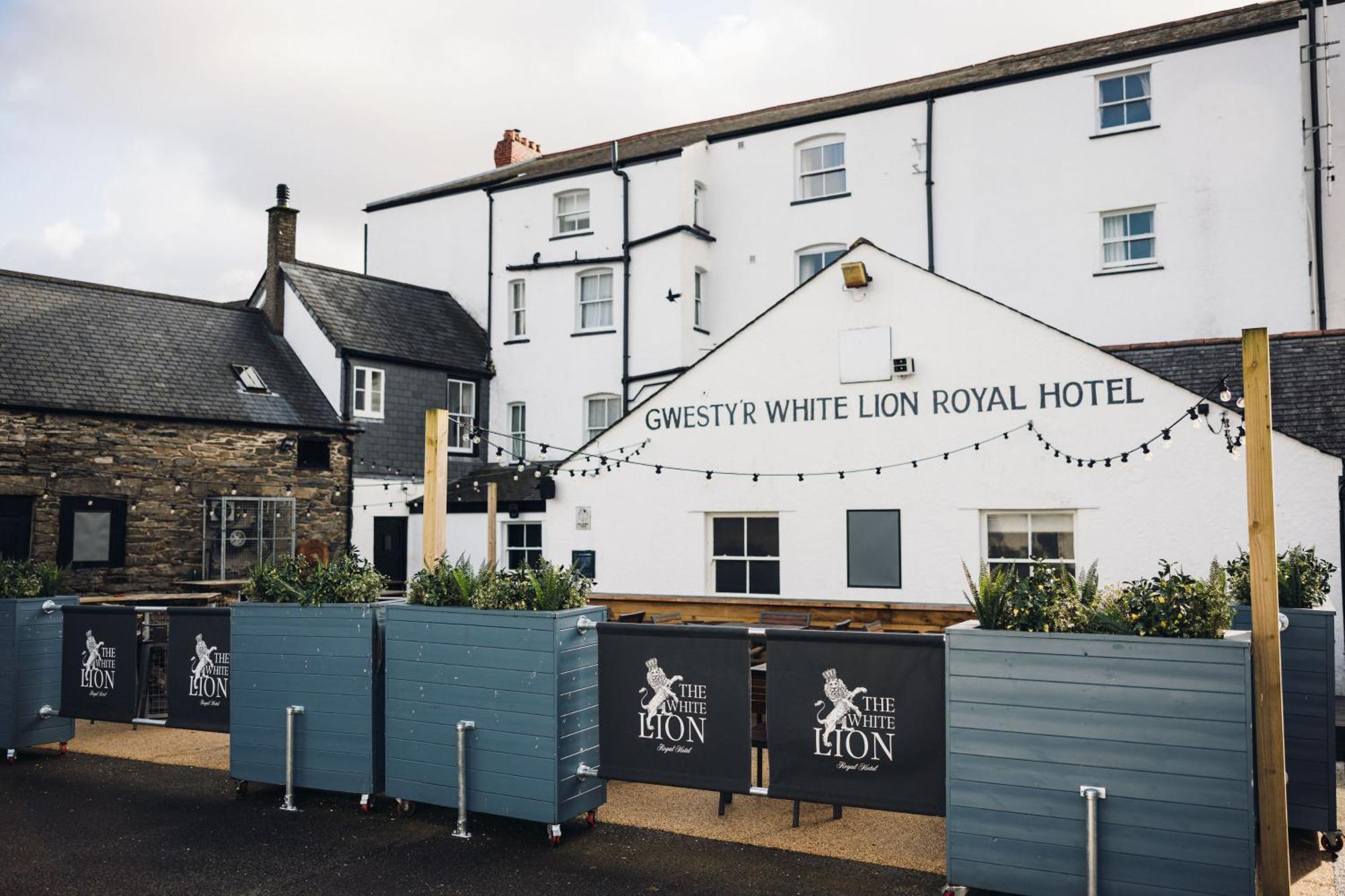 White Lion Royal Hotel Bala Bagian luar foto