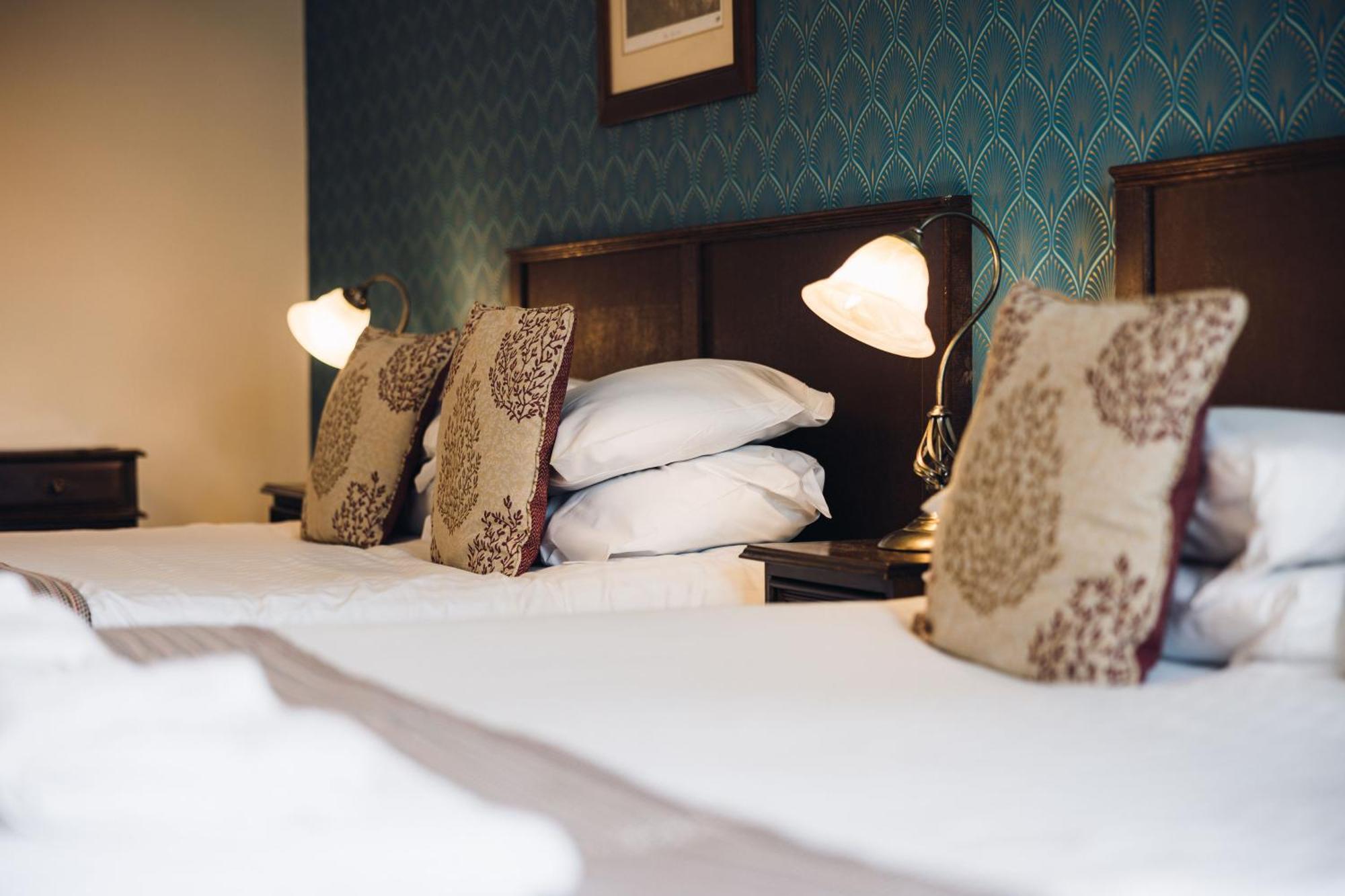 White Lion Royal Hotel Bala Bagian luar foto